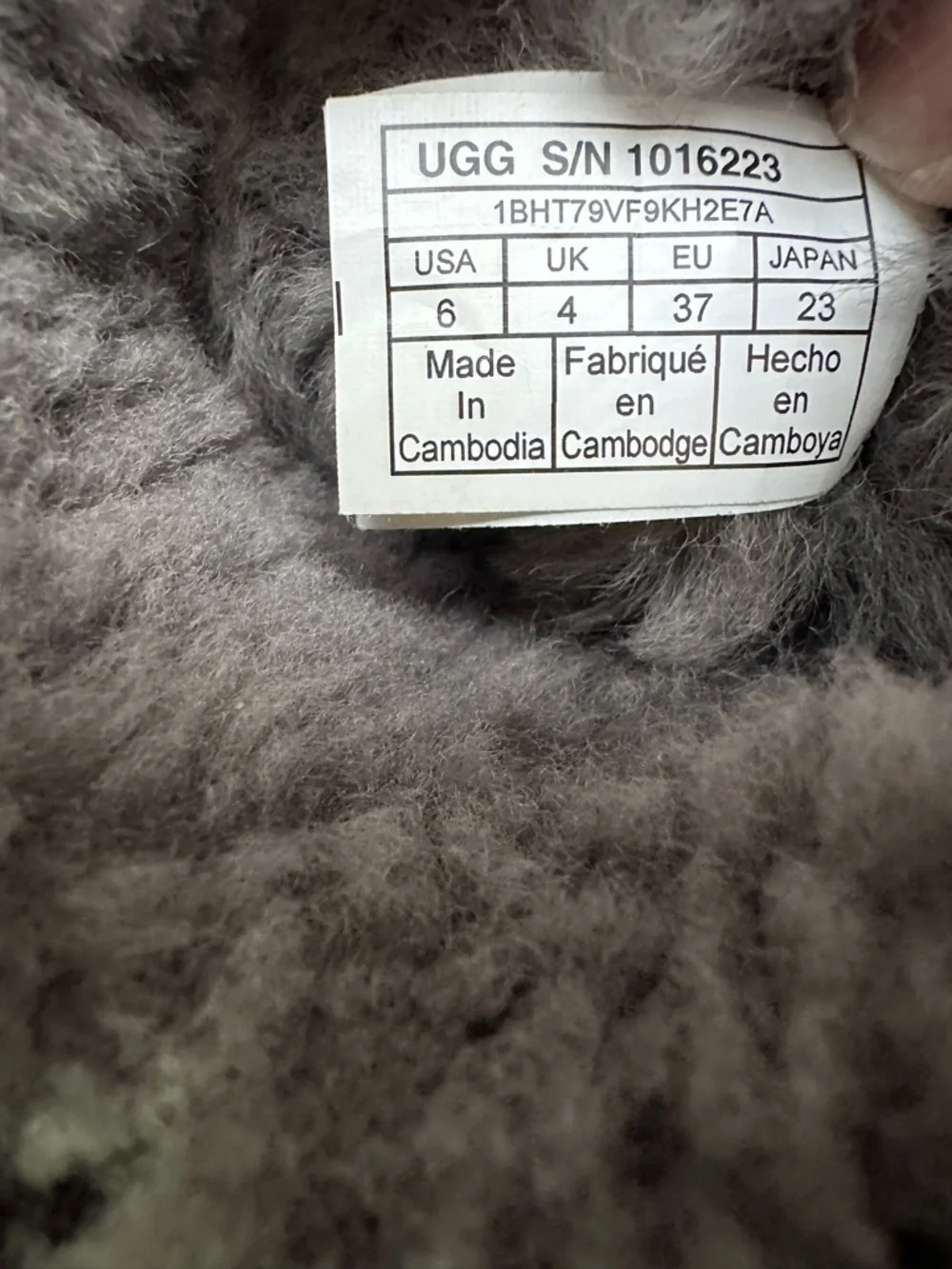 UGG Classic Short‎ Boots Gray Suede Sheepskin Lined Women’s Size 6
